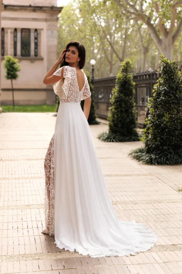 Dos en V et traîne d'une robe de mariée droite nude à manches papillon