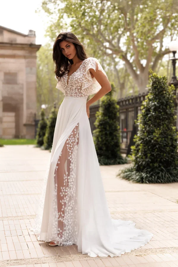 Robe de mariée droite en mousseline nude à manches papillon et fente fleurie, EB0242 Ellebeline