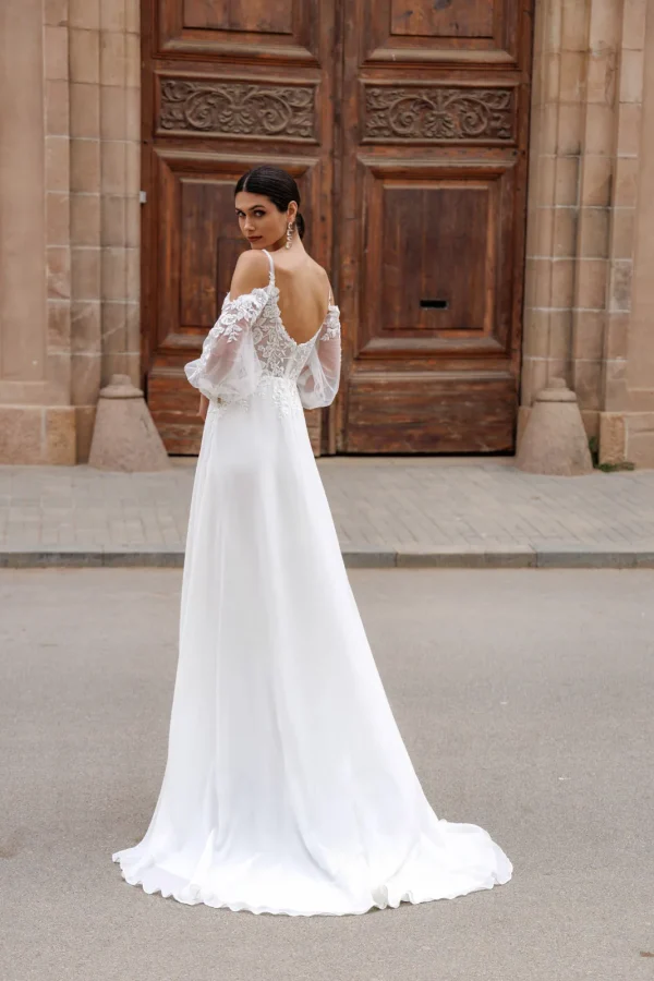 Dos nu et manches bouffantes d'une robe de mariée droite en mousseline