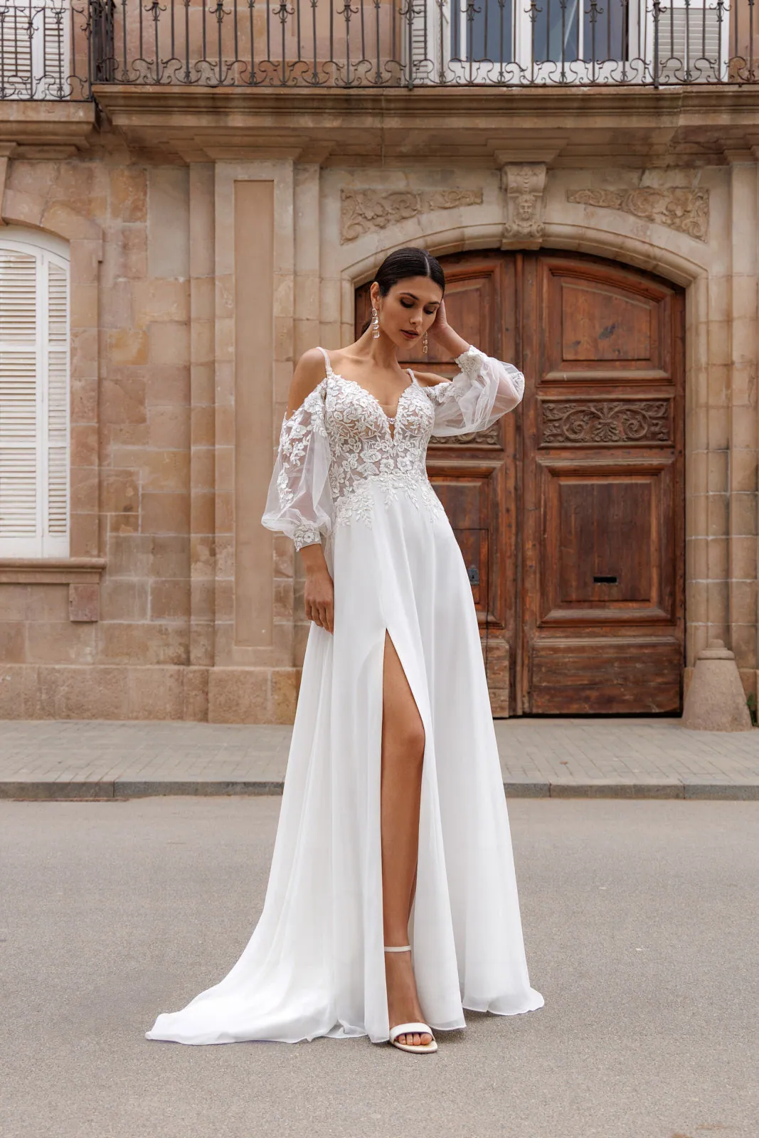 Robe de mariée droite en mousseline à manches bouffantes amovibles et fente, EB0245 Ellebeline