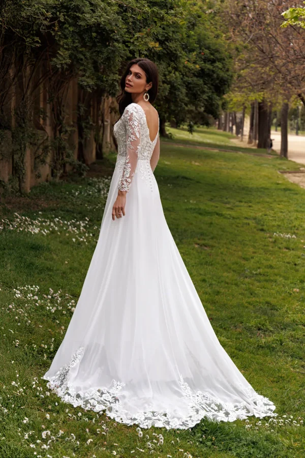 Dos en V et traîne en dentelle d'une robe de mariée droite à manches longues