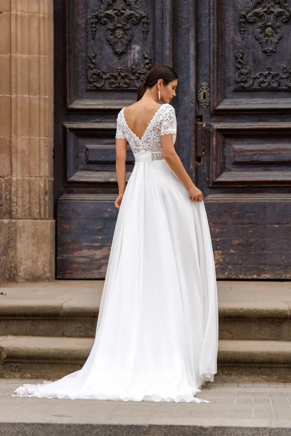 Dos en V et traîne d'une robe de mariée droite en mousseline à manches courtes