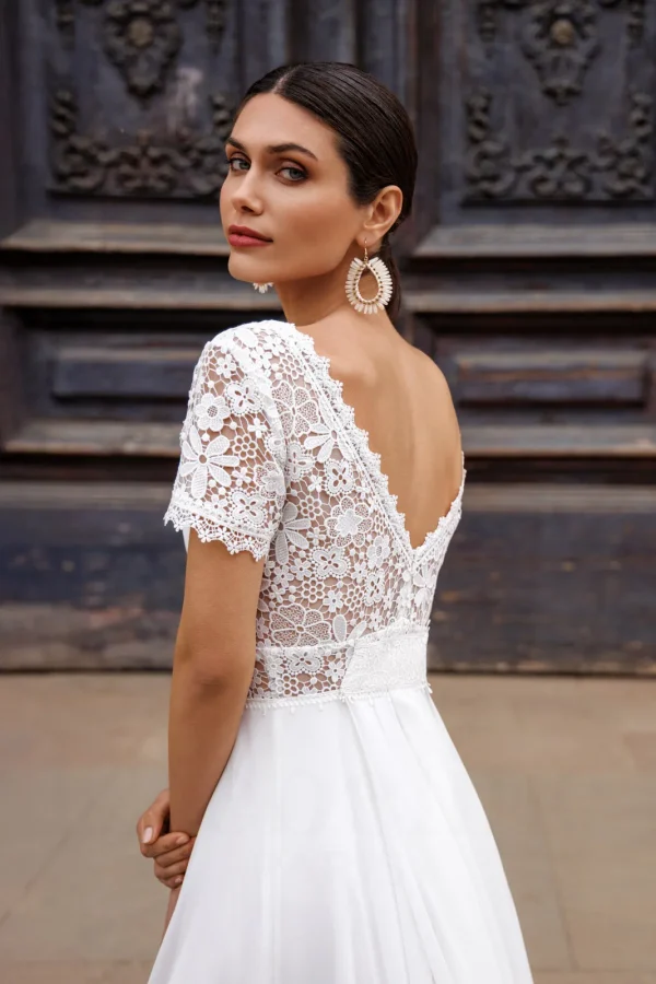 Dos en V en guipure florale d'une robe de mariée droite en mousseline