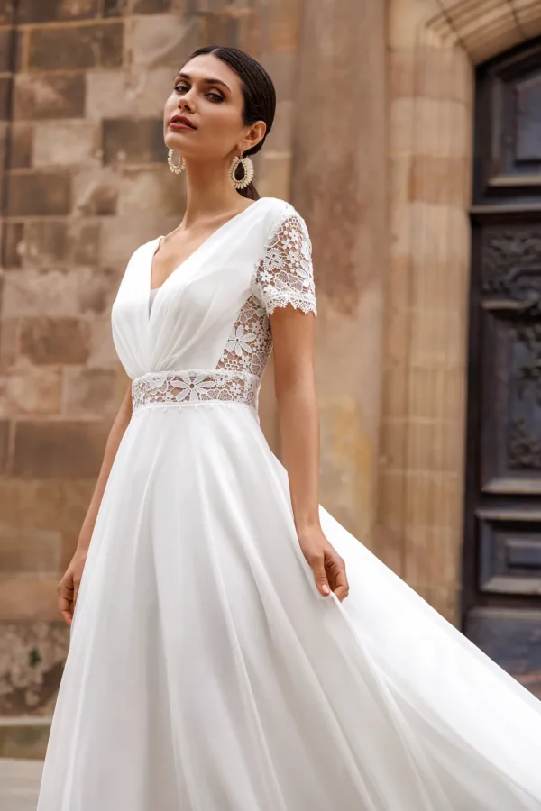 Corsage drapé et ceinture en guipure d'une robe de mariée droite en mousseline