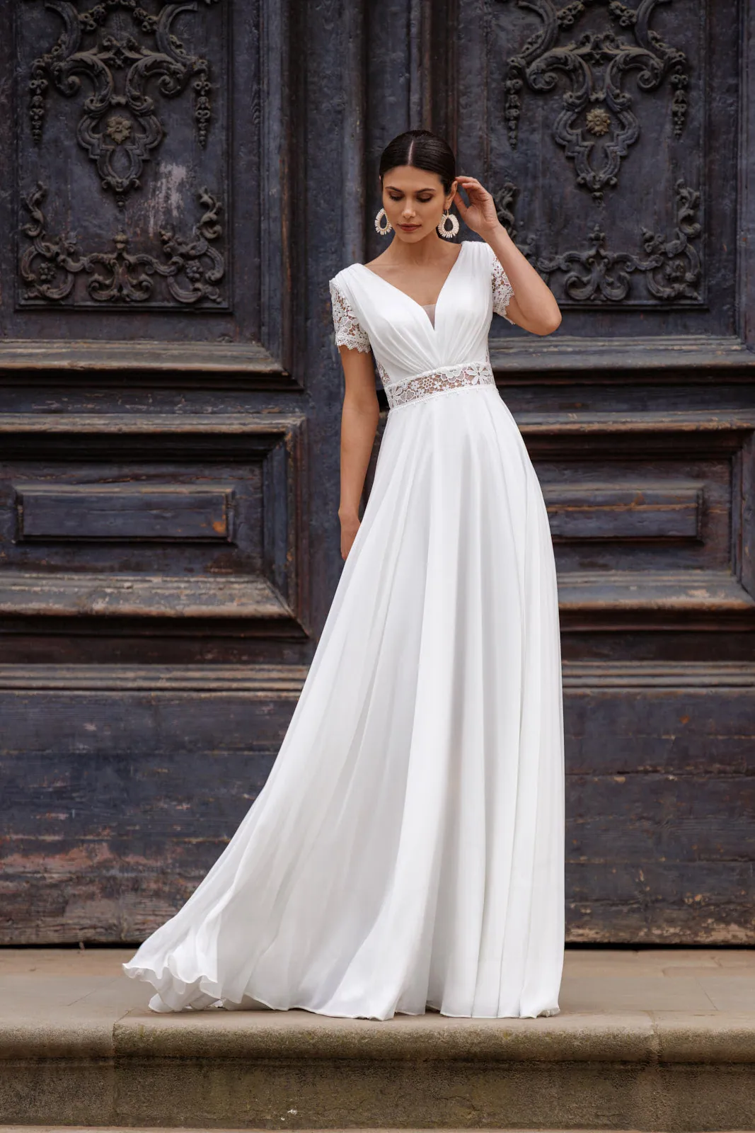 Robe de mariée droite en mousseline drapée à manches courtes en guipure, EB0247 Ellebeline