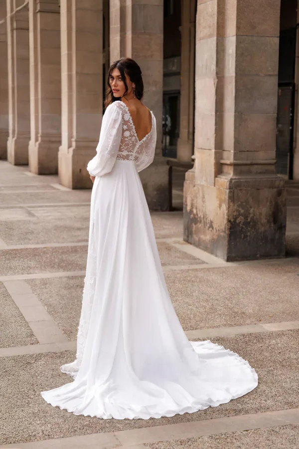 Dos en V et traîne d'une robe de mariée droite en mousseline à manches bouffantes