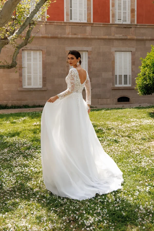 Dos en V et jupe fluide d'une robe de mariée droite à manches longues en dentelle