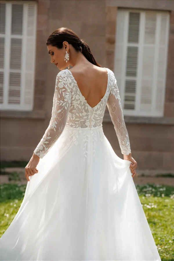 Dos en V et manches longues en dentelle d'une robe de mariée droite en mousseline