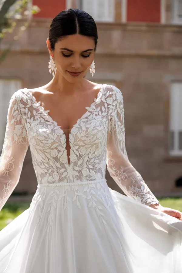 Corsage en dentelle feuillage à col en V plongeant d'une robe de mariée droite