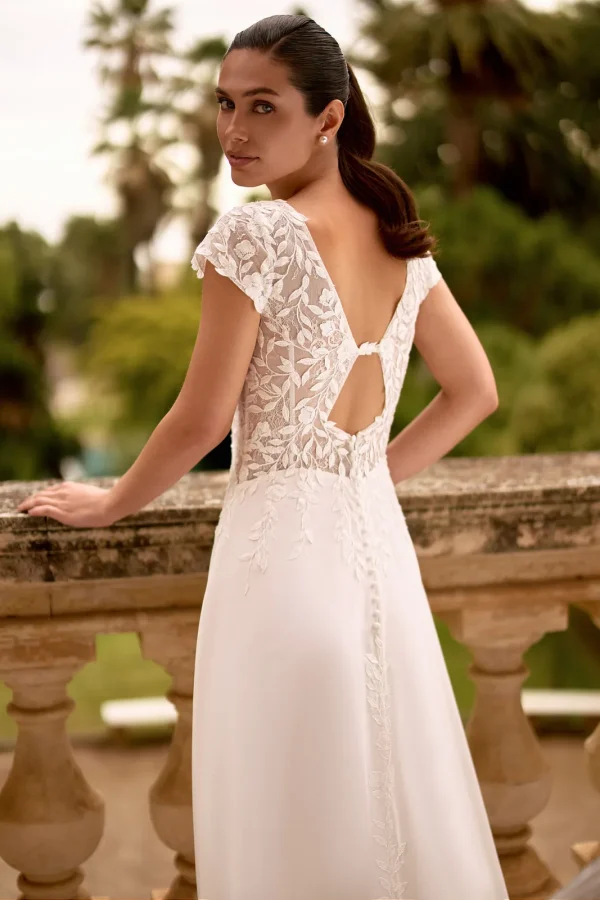 Dos découpé en goutte et boutons d'une robe de mariée droite en dentelle et mousseline