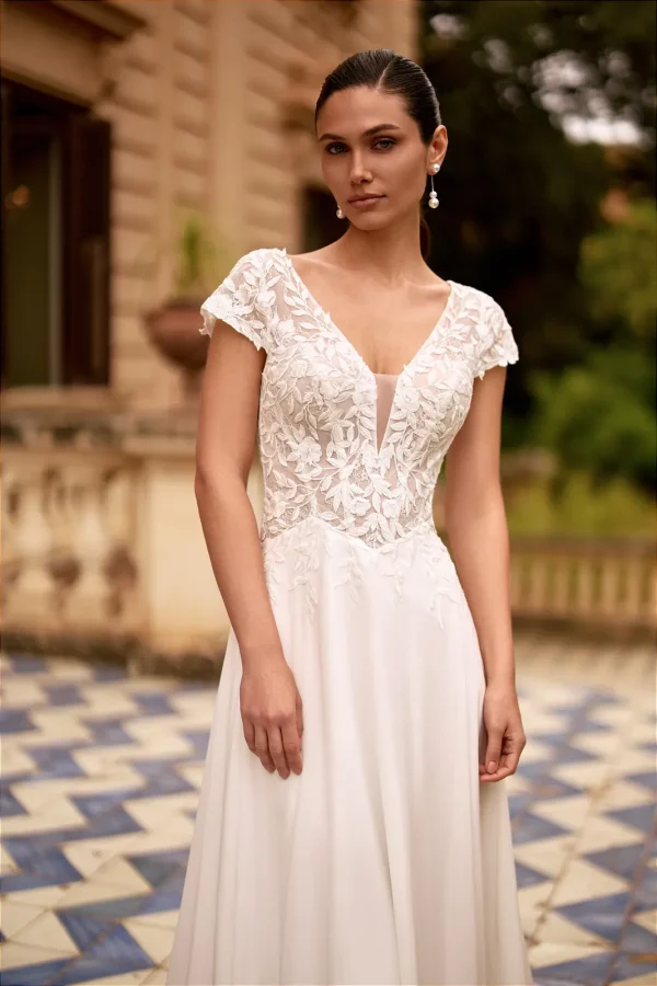 Corsage en dentelle feuillage à col en V plongeant d'une robe de mariée droite en mousseline