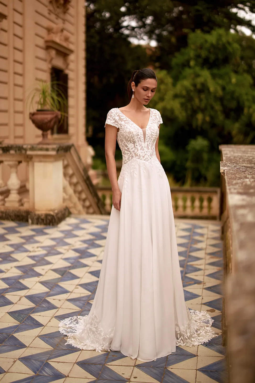 Robe de mariée droite en mousseline à mancherons en dentelle et col en V, EB0278 Ellebeline