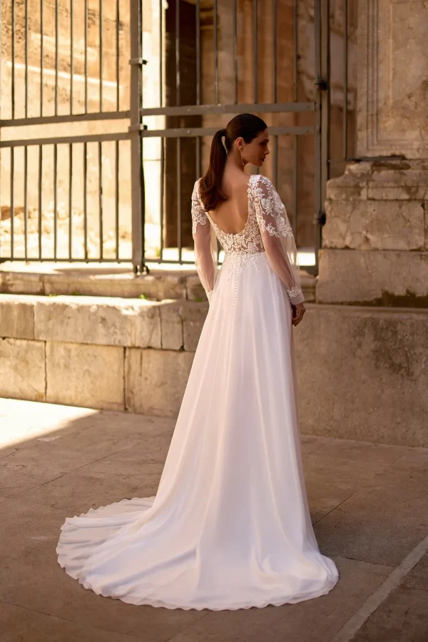 Dos nu et traîne d'une robe de mariée droite en mousseline à manches longues