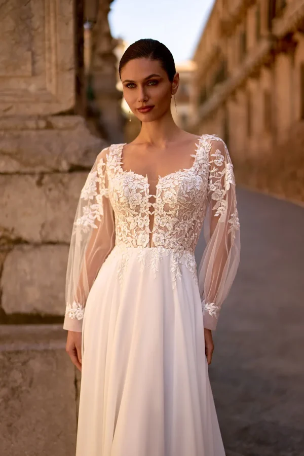 Manches bouffantes transparentes et corsage en dentelle d'une robe de mariée droite en mousseline