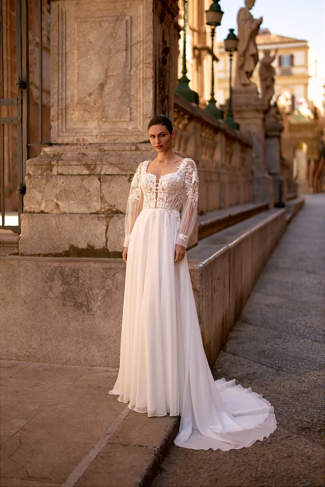 Robe de mariée droite en mousseline à manches longues en dentelle et col carré, EB0311 Ellebeline