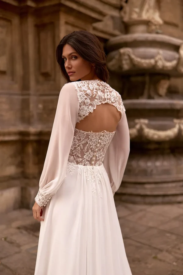 Dos ajouré du boléro en dentelle BL8025 porté sur une robe de mariée droite