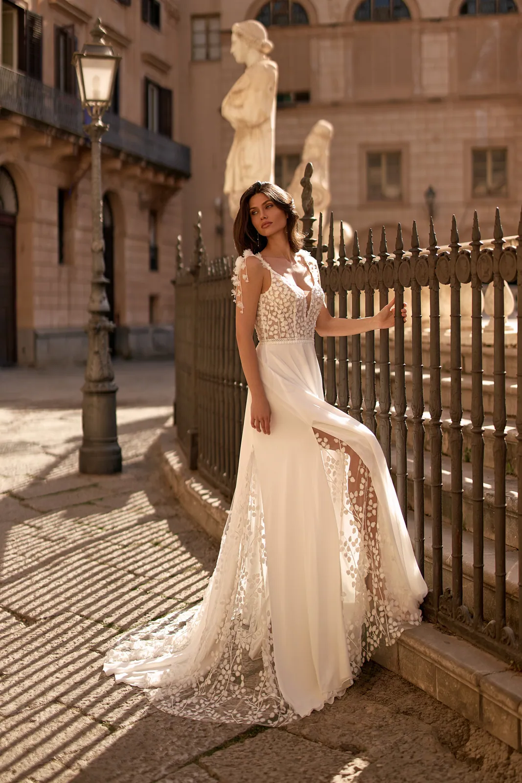 Robe de mariée droite en mousseline à fines bretelles fleuries et jupe fendue, EB0313 Ellebeline
