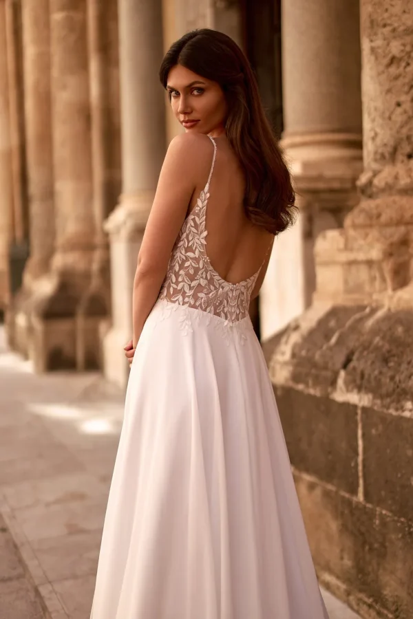 Dos nu profond bordé de dentelle d'une robe de mariée droite en mousseline