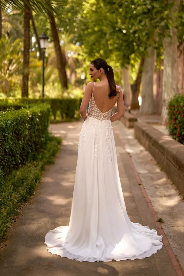 Dos nu et traîne d'une robe de mariée droite en mousseline à fines bretelles