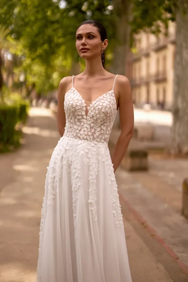 Corsage à pétales et décolleté en V plongeant d'une robe de mariée droite en mousseline