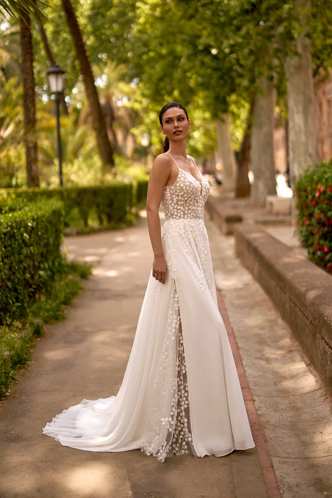 Robe de mariée droite en mousseline à fines bretelles et fente transparente, EB0317 Ellebeline