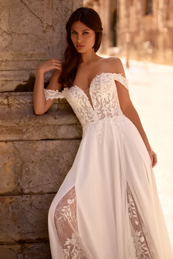 Bustier cœur en dentelle et bretelles tombantes d'une robe de mariée droite en mousseline