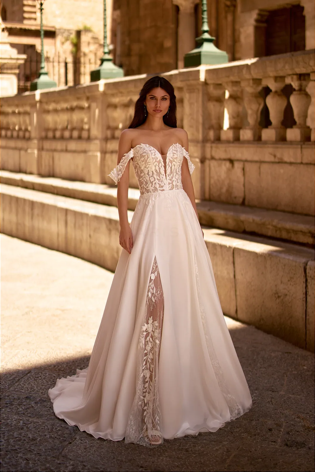 Robe de mariée droite en mousseline à épaules dénudées et fente en dentelle, EB0321 Ellebeline