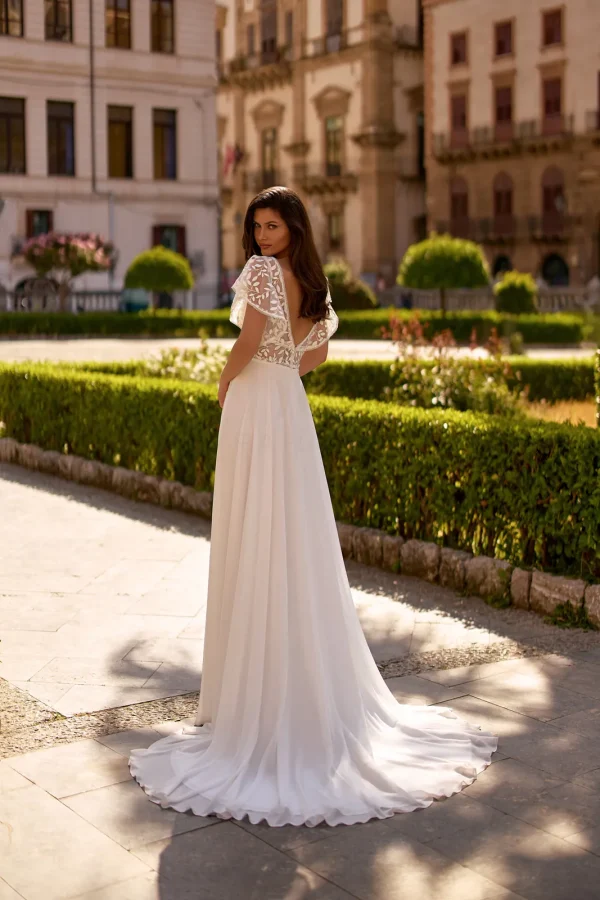 Dos en V et traîne d'une robe de mariée droite en mousseline à manches courtes