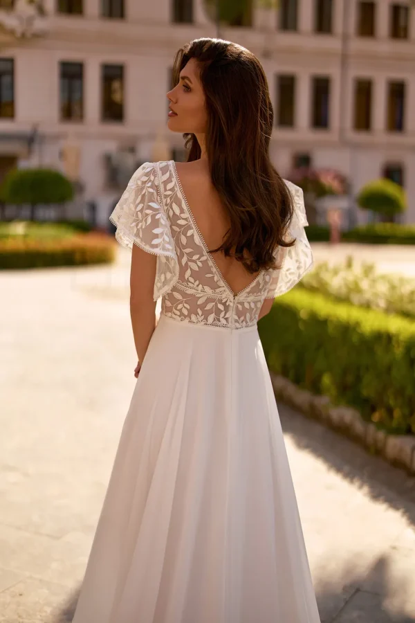 Dos en V en dentelle transparente d'une robe de mariée droite à manches papillon