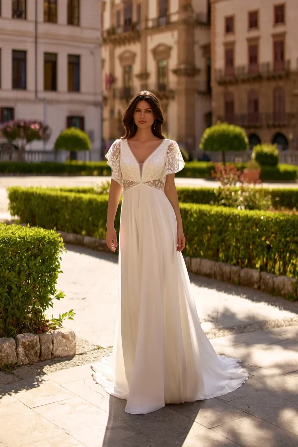 Robe de mariée droite en mousseline à manches papillon amovibles et col en V, EB0322 Ellebeline
