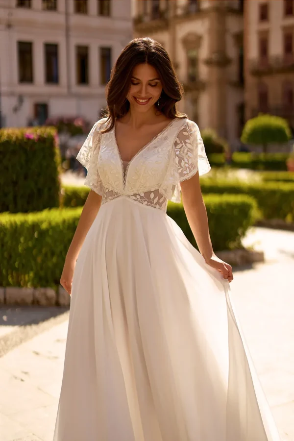 Manches courtes en dentelle et décolleté en V plongeant d'une robe de mariée droite en mousseline