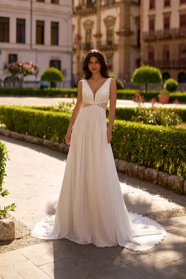 Robe de mariée droite en mousseline à col en V portée sans ses manches amovibles