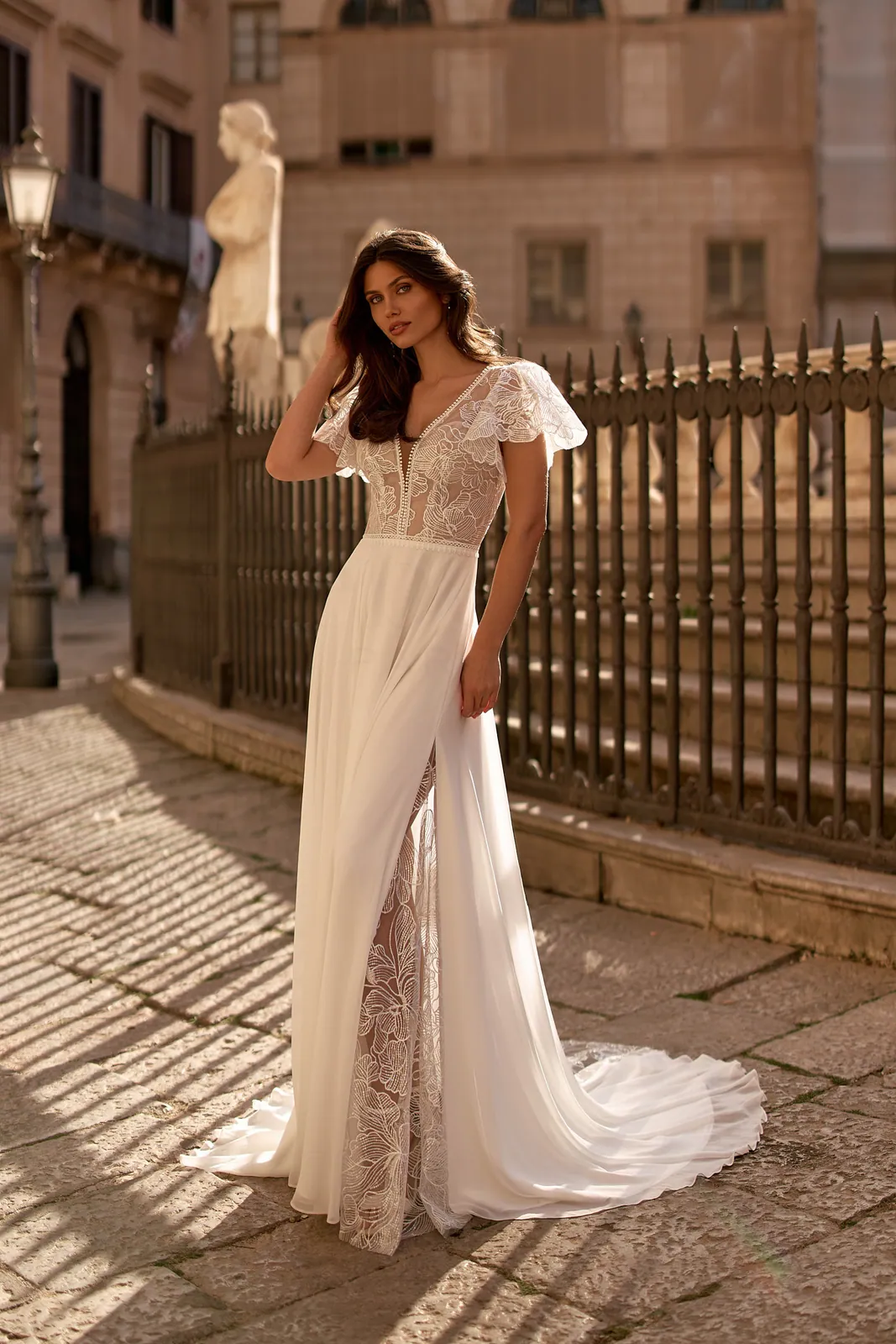 Robe de mariée droite en mousseline à manches papillon et fente en dentelle, EB0323 Ellebeline
