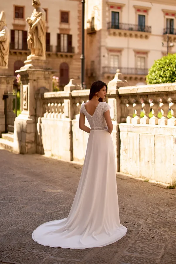 Dos en V et traîne d'une robe de mariée droite en mousseline à mancherons