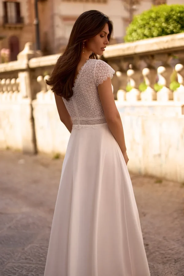 Dos en V en dentelle et ceinture ajourée d'une robe de mariée droite en mousseline