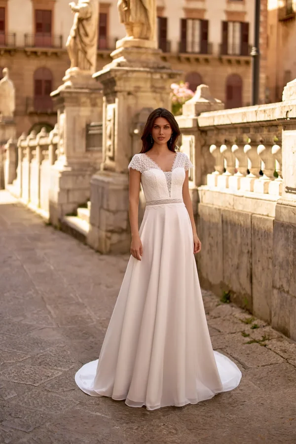 Robe de mariée droite en mousseline à mancherons en dentelle et ceinture ajourée, EB0325 Ellebeline