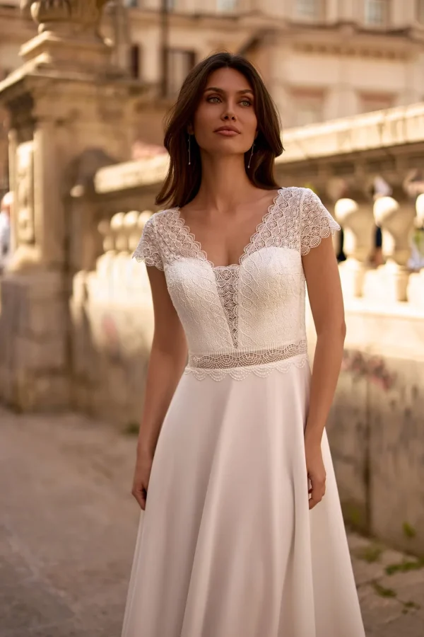 Corsage en dentelle à col en V et ceinture ajourée d'une robe de mariée droite en mousseline