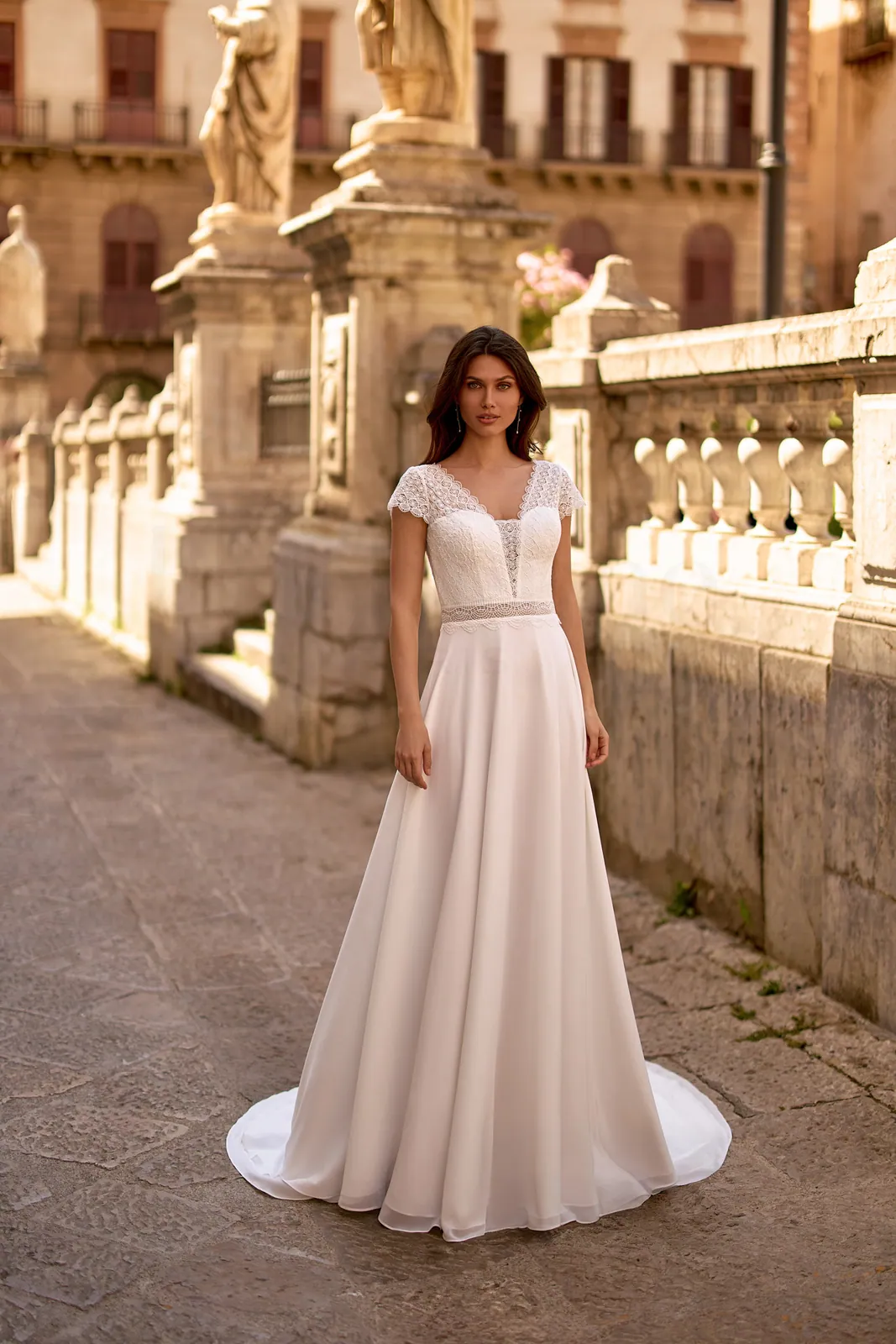 Robe de mariée droite en mousseline à mancherons en dentelle et ceinture ajourée, EB0325 Ellebeline