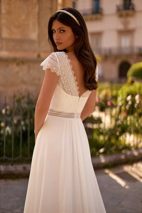 Dos nu en V bordé de dentelle d'une robe de mariée droite en mousseline