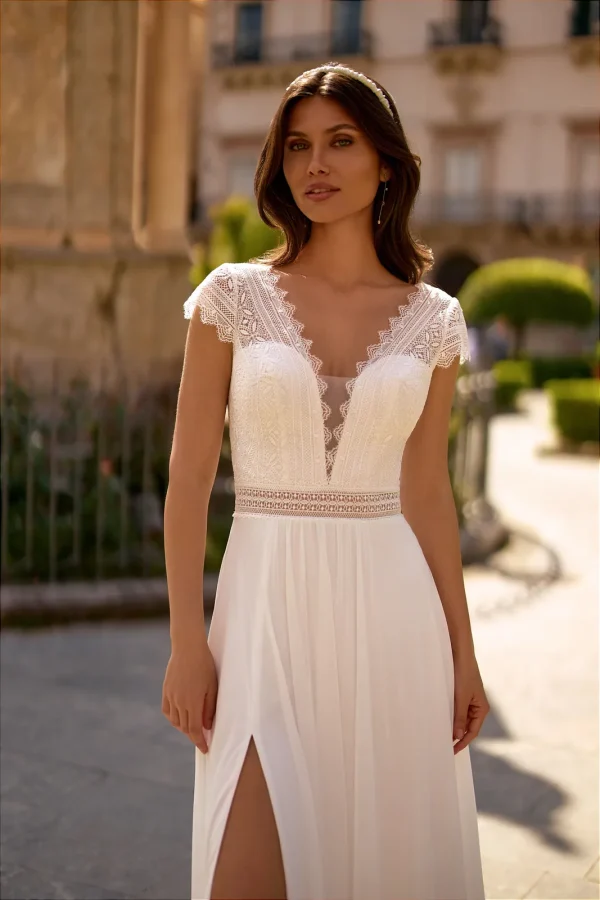 Décolleté en V plongeant, ceinture ajourée et fente d'une robe de mariée droite en mousseline