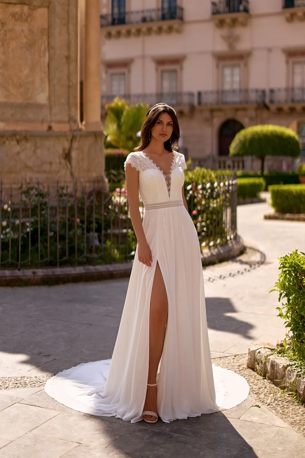 Robe de mariée droite en mousseline à mancherons en dentelle et jupe fendue, EB0326 Ellebeline