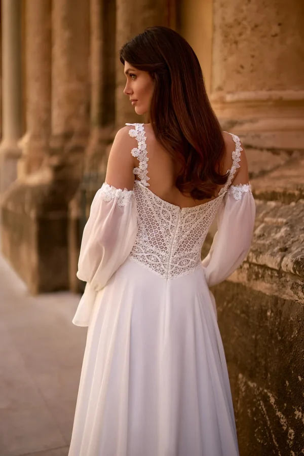 Dos décolleté en dentelle et manches bouffantes d'une robe de mariée droite