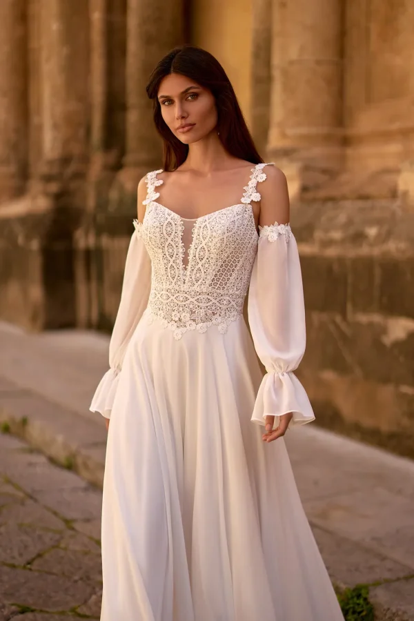 Bretelles fleuries, manches bouffantes et col carré d'une robe de mariée droite en mousseline