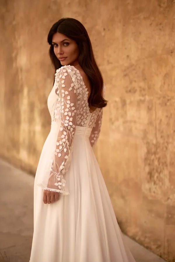 Manches longues transparentes à pétales et dos nu d'une robe de mariée droite