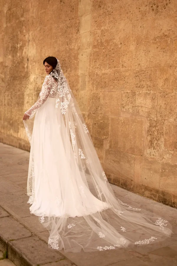 Longue traîne et voile à pétales d'une robe de mariée droite en mousseline, vue de dos