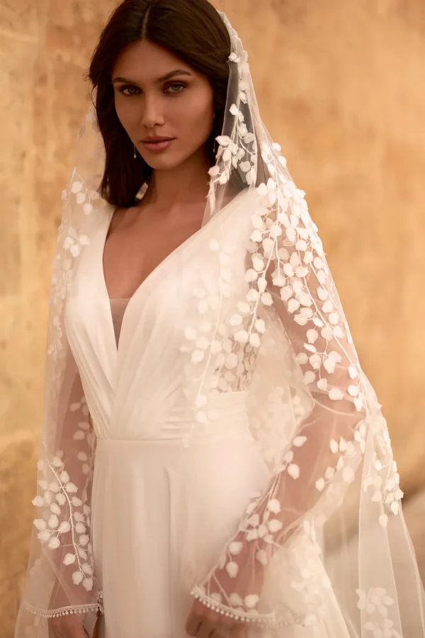 Voile long à pétales sur une robe de mariée droite à col en V plongeant