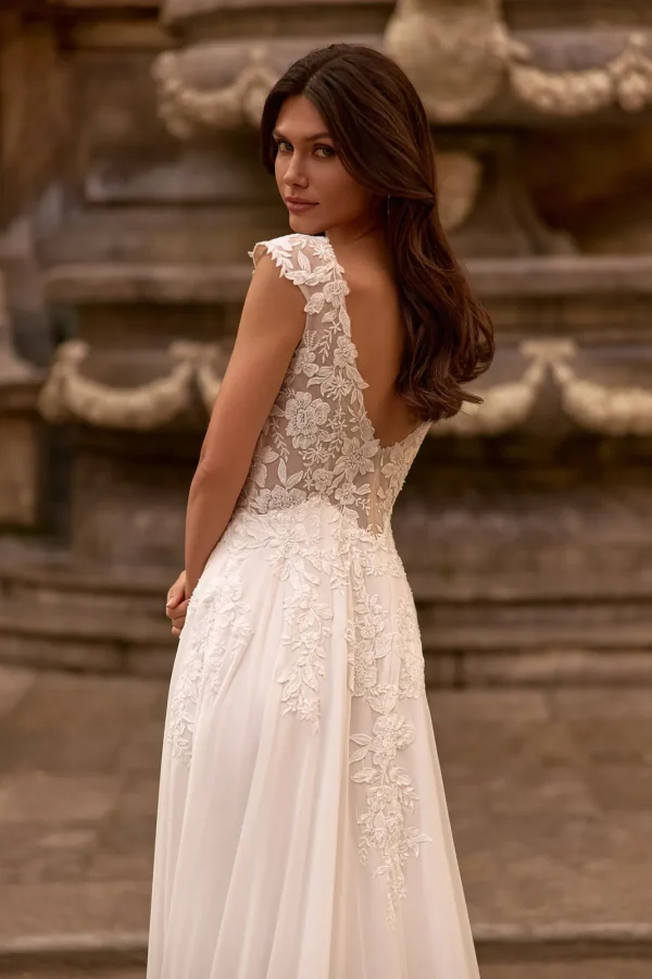 Dos nu en V et jupe brodée de dentelle d'une robe de mariée droite