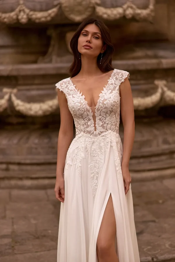 Corsage en dentelle à mancherons et décolleté en V plongeant d'une robe de mariée droite