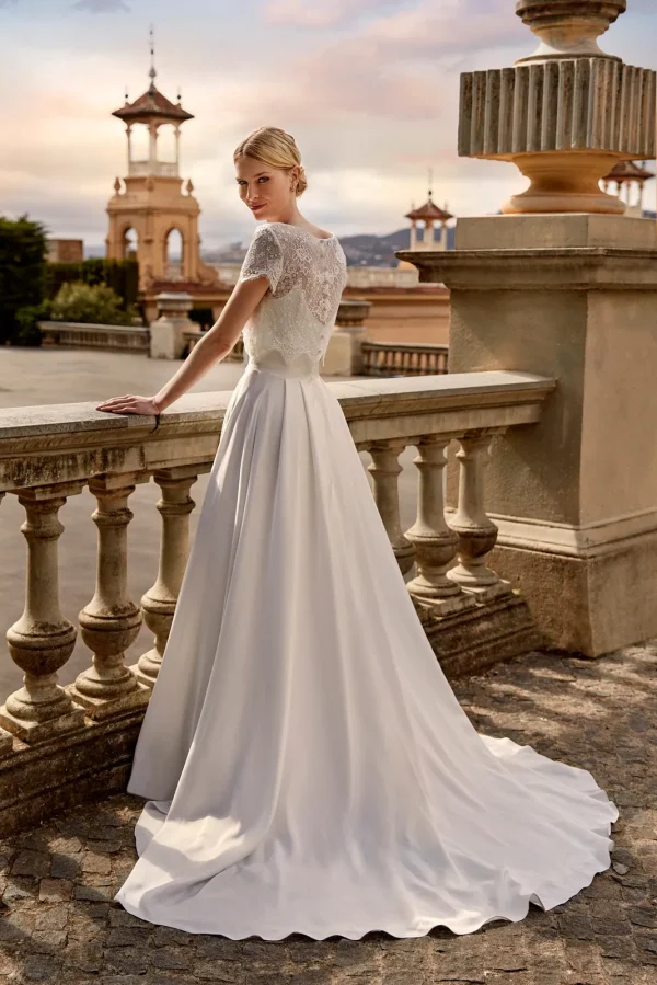 Top en dentelle et traîne en satin d'une robe de mariée deux pièces, vue de dos