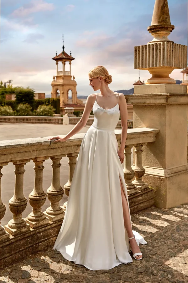 Robe de mariée droite en satin à fines bretelles et jupe fendue, portée sans top